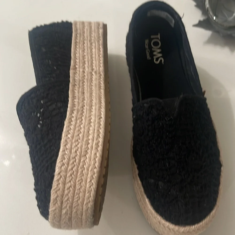 Toms Valencia Platform Espadrille black Crochet Lace size 6